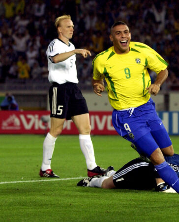 Ronaldo De Lima (số 9) mừng bàn sau khi đánh bại Kahn trong trận chung kết World Cup 2002. Ảnh: PA