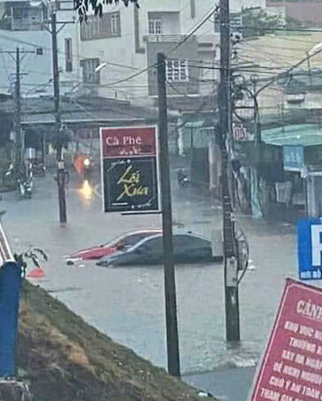 Ôtô bị ngập nước trên đường Lê Văn Tám. Ảnh: Hoài Thanh