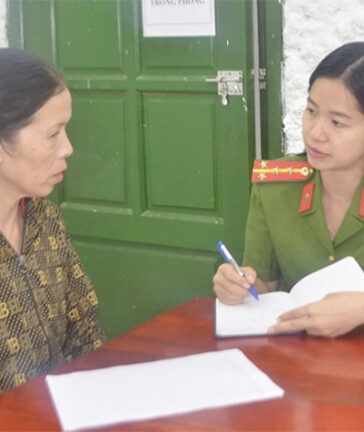 Nghi can An (góc trái) làm việc với cảnh sát. Ảnh: Công an cung cấp