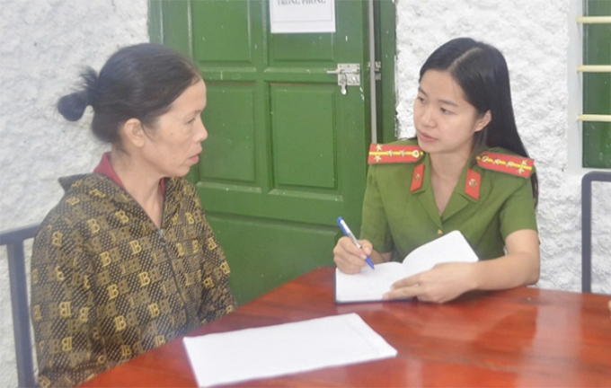 Nghi can An (góc trái) làm việc với cảnh sát. Ảnh: Công an cung cấp