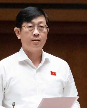 Ông Nguyễn Hữu Thông, Phó trưởng đoàn chuyên trách tỉnh Bình Thuận phát biểu tại phiên thảo luận kinh tế xã hội, sáng 4/11. Ảnh: Trung tâm báo chí Quốc hội