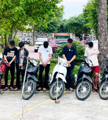 Một số thanh thiếu niên cùng tang vật tại cơ quan điều tra. Ảnh: Hòa Vang