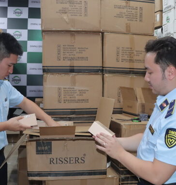Nhà chức trách kiểm tra kho nước hoa không rõ nguồn gốc tại Hà Nội. Ảnh: Quản lý thị trường