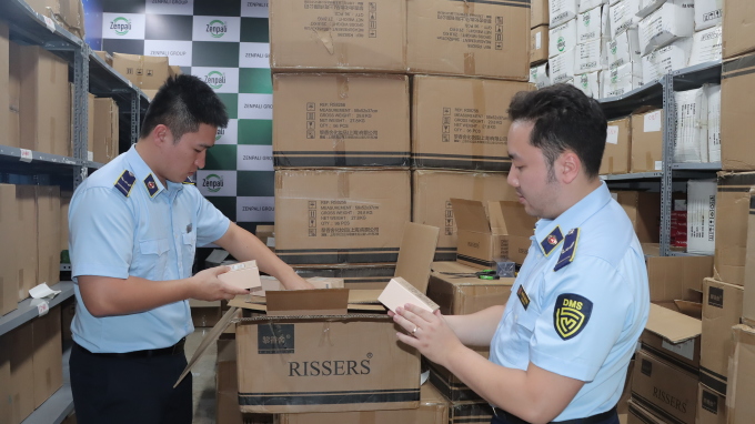 Nhà chức trách kiểm tra kho nước hoa không rõ nguồn gốc tại Hà Nội. Ảnh: Quản lý thị trường