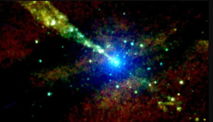 Các nút thắt sáng bên trong luồng phản lực phát ra từ một hố đen gần đó dường như di chuyển với tốc độ khác nhau ở các bước sóng khác nhau. (Nguồn hình ảnh: D. Bogensberger và cộng sự. Astrophys. J. (2024), CC-BY 4.0 )