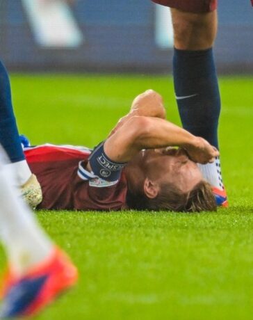 Odegaard nằm sân vì chấn thương khi về Na Uy đá cho ĐTQG trong gặp Áo  ở vòng bảng Nations League hồi tháng 9. Ảnh: VG