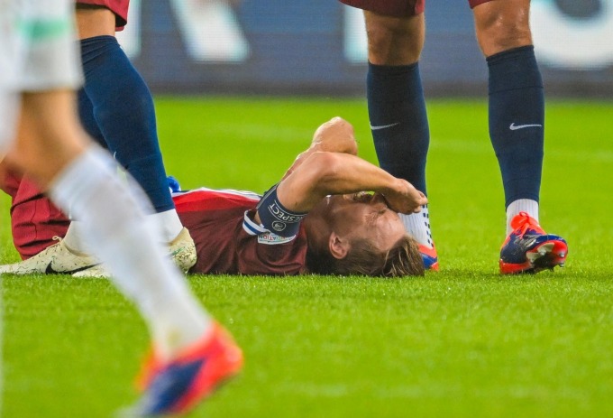 Odegaard nằm sân vì chấn thương khi về Na Uy đá cho ĐTQG trong gặp Áo ở vòng bảng Nations League hồi tháng 9. Ảnh: VG