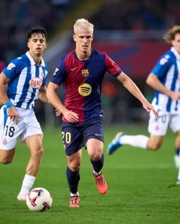 Olmo (giữa) thi đấu trong trận Barca 3-1 Espanyol tối 3/11. Ảnh: QSI