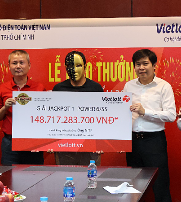 Anh N T P nhận giải thưởng ngày 11/11. Ảnh công ty cung cấp