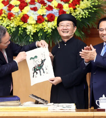 Thủ tướng Phạm Minh Chính và Thủ tướng Lý Cường sau khi in tranh Cưỡi trâu thổi sáo tại trụ sở chính phủ chiều nay. Ảnh: Giang Huy