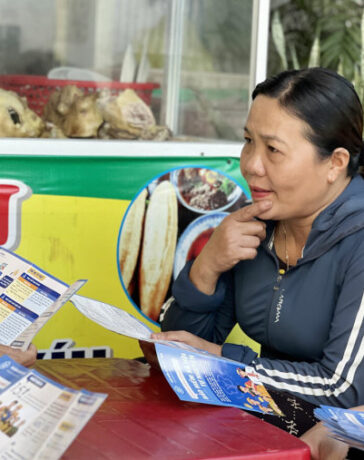 Người lao động tự do nghe tư vấn chính sách BHXH tự nguyện. Ảnh: Hồng Chiêu