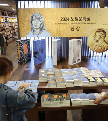Người dân mua sách Han Kang tại thủ đô Seoul. Ảnh: Yonhap