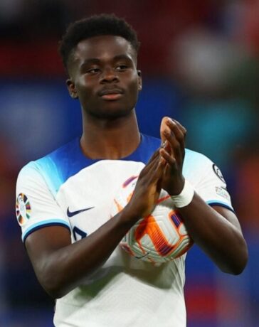 Bukayo Saka cầm bóng sau khi lập hat-trick trong trận Anh thắng Bắc Macedonia 7-0 ở vòng loại Euro 2024 ngày 19/6/2023. Ảnh: Reuters