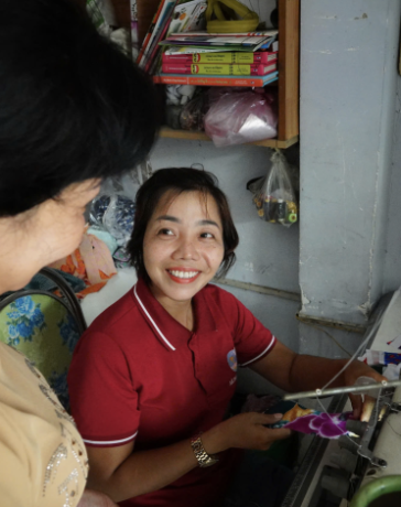 Chị Lại Thị Quỳnh trong lớp học may ở xã Phạm Văn Hai, huyện Bình Chánh, TP HCM, tháng 10/2024. Ảnh: Ngọc Ngân