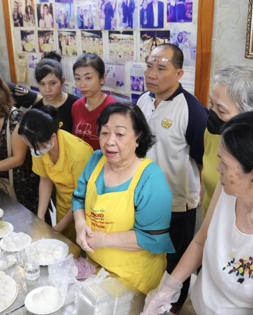 Bà Hồng Hạnh (áo xanh) hướng dẫn học viên ở nhà thuộc quận Bình Thạnh, TP HCM, sáng 10/11. Ảnh: Ngọc Ngân