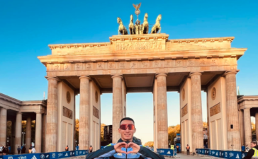 Phạm Tiến Sản ở cổng Brandenburg, nơi xuất phát của Berlin Marathon. Ảnh: Facebook/Phạm Tiến Sản