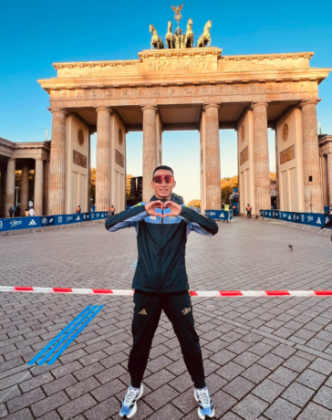 Phạm Tiến Sản ở cổng Brandenburg, nơi xuất phát của Berlin Marathon. Ảnh: Facebook/Phạm Tiến Sản