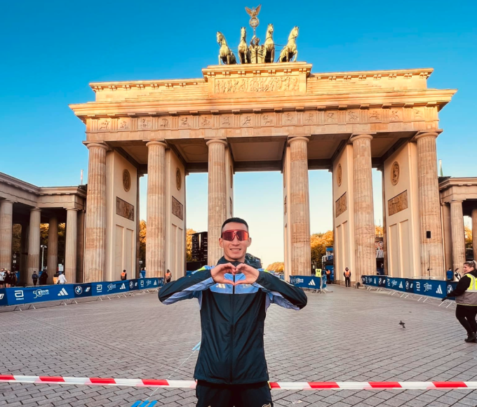 Phạm Tiến Sản ở cổng Brandenburg, nơi xuất phát của Berlin Marathon. Ảnh: Facebook/Phạm Tiến Sản