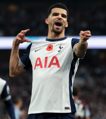 Solanke chia vui với khán giả sau khi nâng tỷ số lên 2-1 cho Tottenham. Ảnh: Reuters
