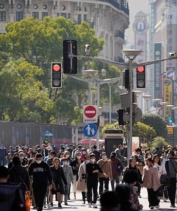 Người dân bên ngoài một khu mua sắm ở Thượng Hải (Trung Quốc). Ảnh: Reuters