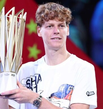 Sinner mừng chức vô địch Thượng Hải Masters, trên sân Trung tâm, ở tổ hợp quần vợt Qizhong Forest Sports City, Thượng Hải hôm 13/10. Ảnh: ATP