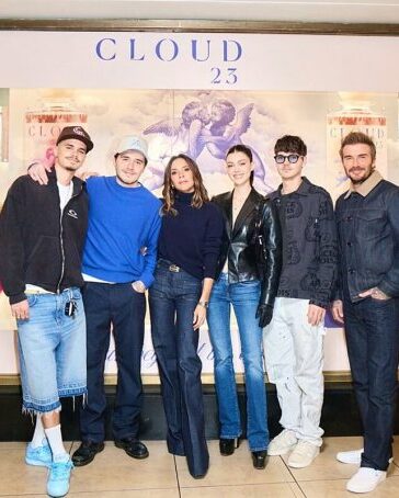 Từ trái qua: Romeo, Brooklyn, Victoria, Nicola, William Pelz và David Beckham chụp hình tại khu vực trưng bày sản phẩm. Ảnh: Instagram Victoria Beckham