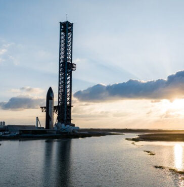 Tầng trên thứ sáu của Starship bên cạnh tháp phóng tại Starbase ở Nam Texas. Ảnh: SpaceX