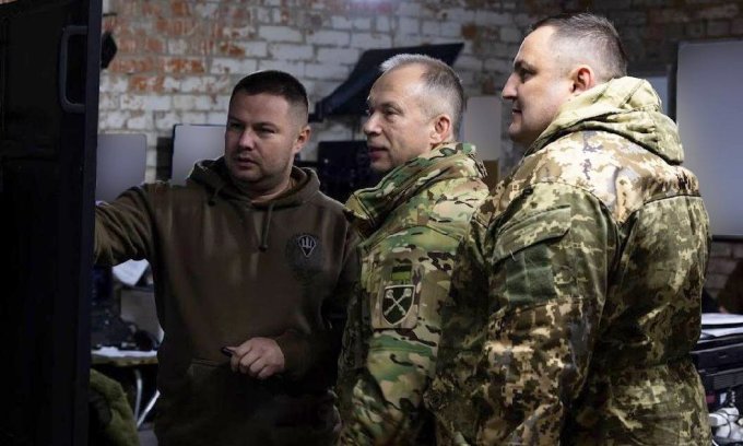 Tướng Syrsky (giữa) trong chuyến thăm sở chỉ huy đơn vị tham chiến ở mặt trận Kursk ngày 11/11. Ảnh: Telegram/osirskiy