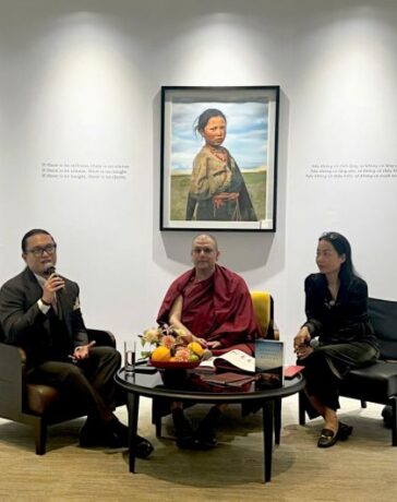 Nhà sư, học giả Phật giáo Tenzin Priyadarshi Rinpoche (ngồi giữa). Ảnh: Tam Sơn