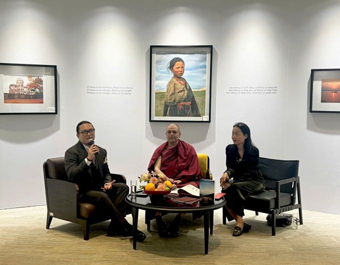 Nhà sư, học giả Phật giáo Tenzin Priyadarshi Rinpoche (ngồi giữa). Ảnh: Tam Sơn