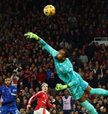 Garnacho (áo đỏ) dứt điểm trong trận Man Utd hòa Chelsea 1-1 ở vòng 10 Ngoại hạng Anh trên sân Old Trafford, Manchetser ngày 3/11/2024. Ảnh: Reuters