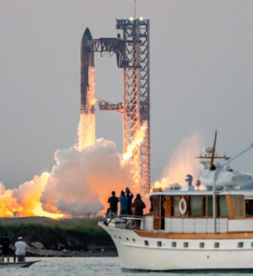 Tàu SpaceX Starship cất cánh từ Starbase gần Boca Chica, Texas, vào ngày 13/10 để thực hiện chuyến bay thử nghiệm Starship Flight 5. Ảnh:AFP