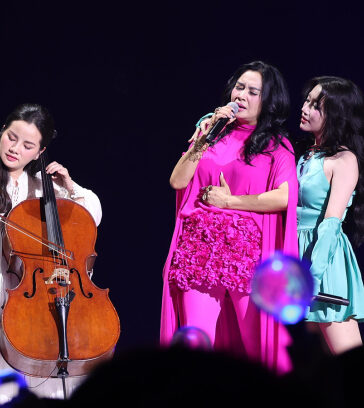 Từ phải qua: Ca sĩ Orange, Thanh Lam, nghệ sĩ cello Bùi Hà Miên. Ảnh: Đông Tây