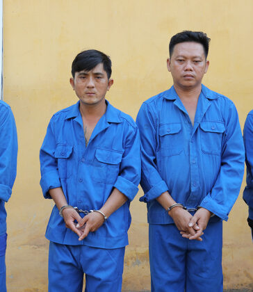 Nguyễn Thành Việt (thứ 3 từ trái sang) cùng đồng phạm. Ảnh: Tuyết Nhung