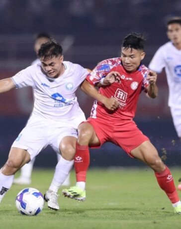 Lý Công Hoàng Anh (trái) kiến tạo cả ba bàn giúp Nam Định thắng CLB TP HCM 3-0 ở vòng bảy V-League 2024-2025. Ảnh: Lâm Thỏa
