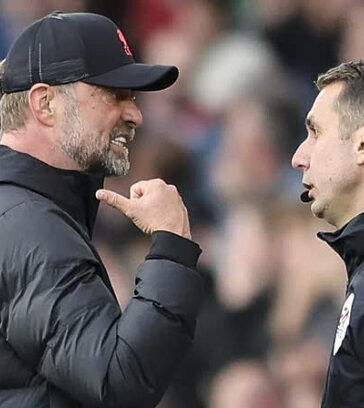 HLV Klopp và trọng tài David Coote trong một trận Liverpool gặp Newcastle trên sân Anfield ở Ngoại hạng Anh ngày 1/9/2022. Ảnh: RTE