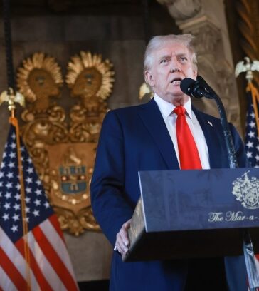 Ông Donald Trump tại khu nghỉ dưỡng Mar-a-Lago, Palm Beach, Florida, hồi tháng 8. Ảnh: AP