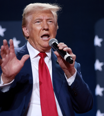 Ông Trump phát biểu tại cuộc vận động tranh cử ở Fayetteville, Bắc Carolina hôm 4/10. Ảnh: AFP