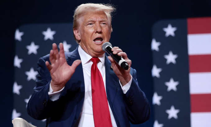 Ông Trump phát biểu tại cuộc vận động tranh cử ở Fayetteville, Bắc Carolina hôm 4/10. Ảnh: AFP