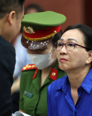 Bà Trương Mỹ Lan trao đổi với luật sư trước phiên tòa hôm nay. Ảnh: Quỳnh Trần