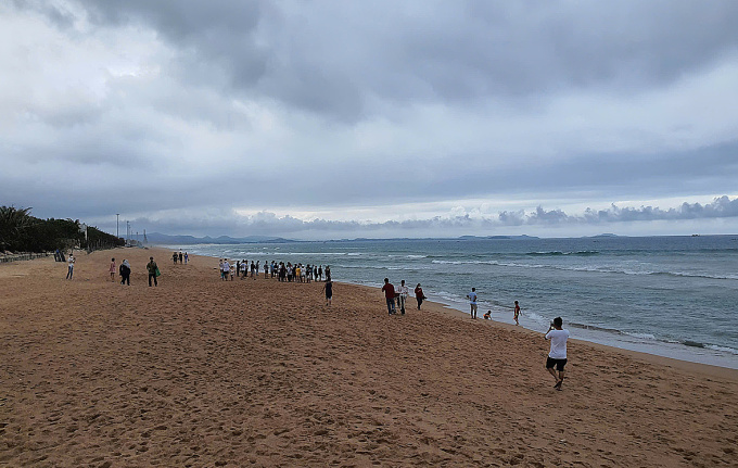 Bãi biển Tuy Hòa ngày biển động. Ảnh: Trung Toàn