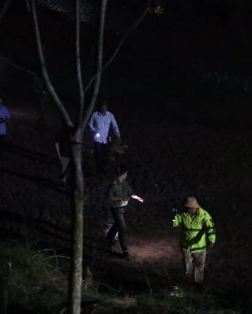 Lực lượng chức năng vẫn tiếp tục tìm kiếm học sinh mất tích trong đêm. Ảnh: Việt An