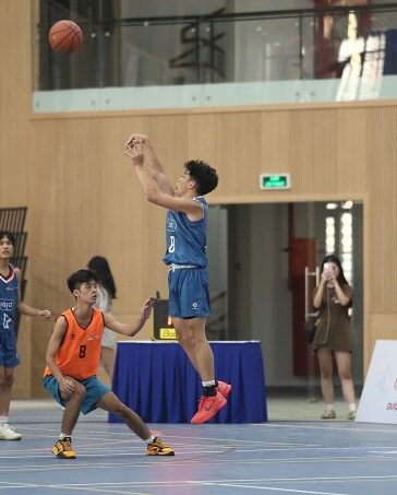 Hải Đăng (số 8) ném ba điểm thành công trong trận gặp trường Vinschool Times City ở nhà thi đấu Cung thiếu nhi 2, Hà Nội hôm 10/11. Ảnh: YBL