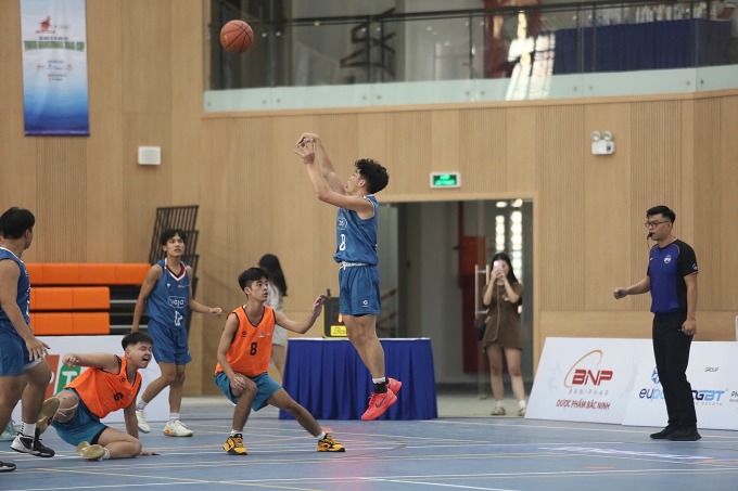 Hải Đăng (số 8) ném ba điểm thành công trong trận gặp trường Vinschool Times City ở nhà thi đấu Cung thiếu nhi 2, Hà Nội hôm 10/11. Ảnh: YBL