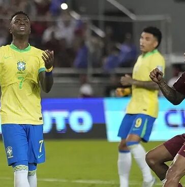 Vinicius tiếc nuối vì sút hỏng phạt đền trong trận Venezuela 1-1 Brazil sáng 15/11. Ảnh: AP
