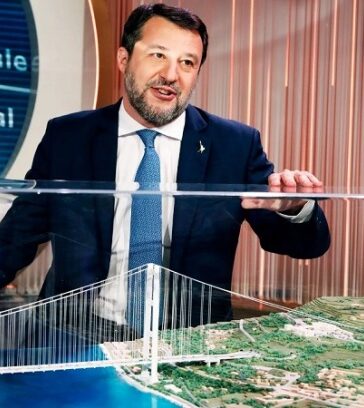Bộ trưởng Cơ sở hạ tầng Italy Matteo Salvini thảo luận về dự án cầu treo. Ảnh: Marco Ravagli