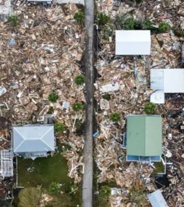 Mảnh vỡ bao quanh những ngôi còn nguyên vẹn sau khi bão Helena tràn vào bãi biển Horseshoe, Florida. Ảnh: AFP