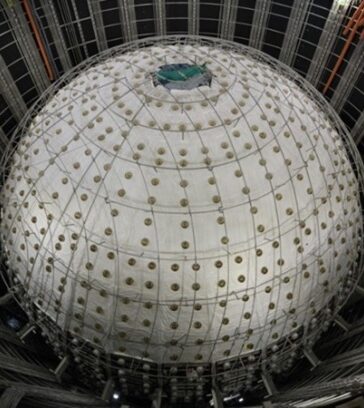 Máy dò hình cầu ở Đài quan sát neutrino dưới lòng đất Giang Môn (Juno). Ảnh: Xinhua