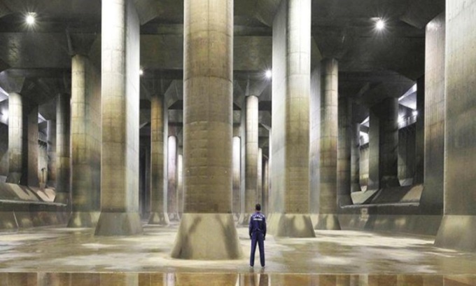 Các cột trụ trong hệ thống đường hầm chống lũ bên dưới Tokyo. Ảnh: CBS