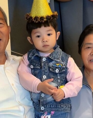 Vợ chồng ông bà Điền Tân Cúc và Hoàng Duy Bình mừng sinh nhật con gái 3 tuổi, năm 2022. Ảnh: sohu